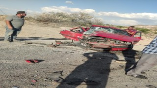 Nevşehirde otomobil ile minibüs kafa kafaya çarpıştı: 1 ölü, 2 yaralı