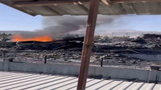 Niğde OSBdeki fabrika yangınının ardından yanıcı hammaddeler yeniden tutuşuyor