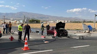 Niğdede refüje çarpan otomobil alev aldı: 1 yaralı