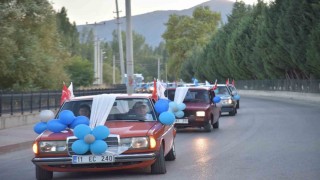Nostaljik araçları sünnet aracı yaptılar, çocuklara şehir turu attırdılar