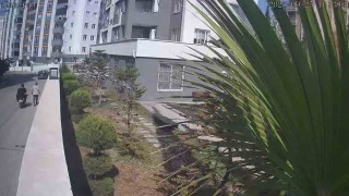 O anlar kamerada: Motosikletle kapkaç yaptılar yakalanıp tutuklandılar