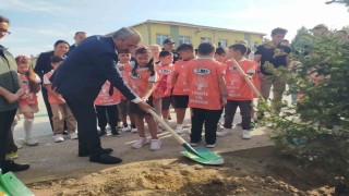 Öğrenciler fidan dikerek derse başladı