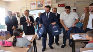Öğrencilere okulun ilk gününde çanta sürprizi