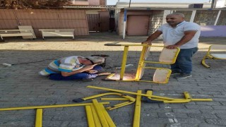 Öğrencileri için kaynak makinesinin başına geçti