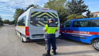 Öğrencilerin güvenli yolculuğu için jandarma gece gündüz yollarda