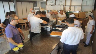 Öğrencilerin uygun fiyata ürettiği baklava için sıraya giriyorlar
