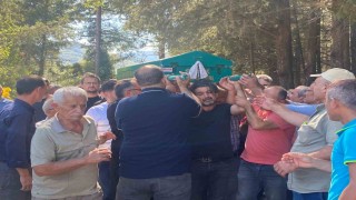 Öğretmen babanın en ağır yükü: Okul bahçesinde fenalaşan oğlunun tabutunu bir an olsun bırakmadı