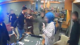 Okey masasını sallama bıçağı ile dağıttı