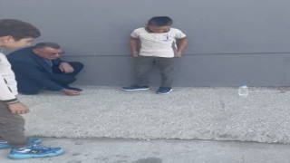 Okul müdürü, öğrencilerle bahçede misket oynadı