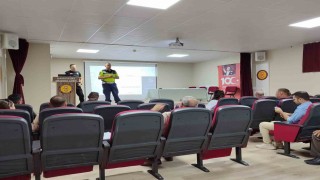 Okul servis şoförlerine trafik eğitimi verildi