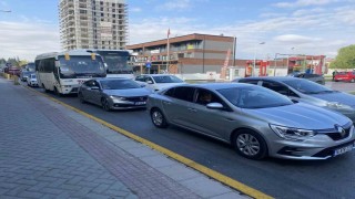 Okulun ilk günü uzun araç kuyrukları oluştu