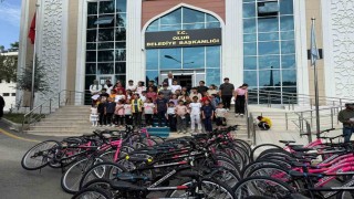 Olur Belediyesi 125 çocuğa bisiklet  hediye etti