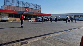 Omuz atma tartışmasında iki aile birbirine girdi