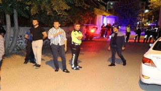 Önce komşusunu sonra annesi ile kardeşini ardından kendini vuran genç hayatını kaybetti