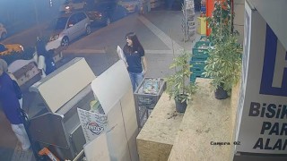 Önüne çıkan otomobilden kaçmak isterken devrilip başka aracın altına girdi: 1 yaralı