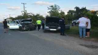 Orduda kontrolden çıkan otomobil, polis otosuna çarptı: 2 yaralı