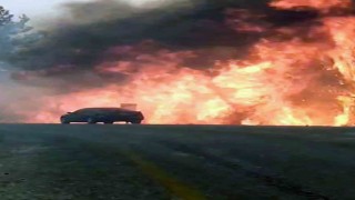 Orman yangınında araç alevlerin arasında kadı