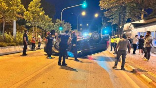 Orta refüje çarpan otomobil takla attı: 1 yaralı