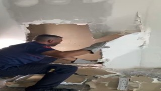 Osmaniyede duvara sıkışan yavru kedi itfaiye tarafından kurtarıldı