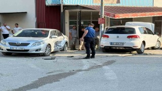 Osmaniyede iki otomobilin karıştığı kazada 3 kişi yaralandı