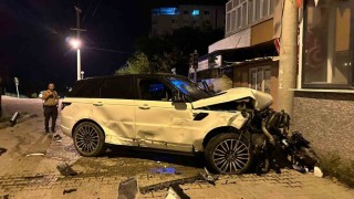 Osmaniyede lüks ciple kamyonetin karıştığı kazada 4 kişi yaralandı