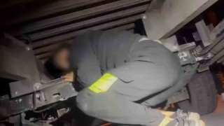 Oto kurtarıcıya yapılan gizli bölmede 2 düzensiz göçmen yakalandı