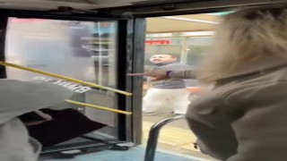 Otobüs sürücüsü yolculara küstü otobüsü durağa çekip kendisi aşağıya indi