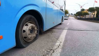 Otobüsün lastiği bomba gibi patladı, sürücünün dikkati faciayı önledi