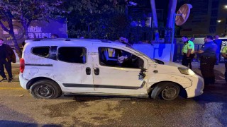 Otomobil 100 metre sürüklenip kaldırıma çarptı: 4 kişi yaralandı, 2 kişi olay yerinden kaçtı