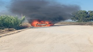 Otomobil alev alev yandı