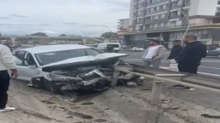 Otomobil bariyerlere saplandı, facianın eşiğinden dönüldü