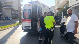 Otomobil ile çarpışan motosikletli yaralandı: Kaza anı güvenlik kamerasında