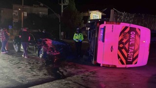 Otomobil ile çarpışan servis minibüsü devrildi: 1 yaralı
