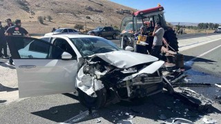 Otomobil ile traktör çarpıştı: 4 yaralı