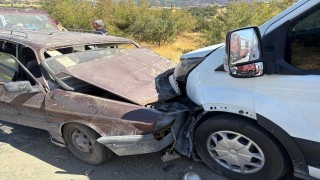 Otomobil ile transit kafa kafaya çarpıştı: 2 yaralı