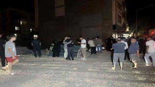 Otomobil inşaat temeline düştü: 1i ağır 4 yaralı