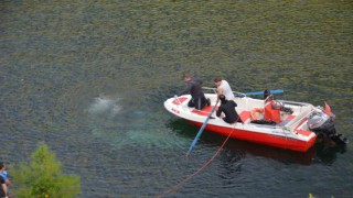 Otomobil Kızılırmaka uçtu: Anne ile çocuğu öldü, doktor baba yaralandı