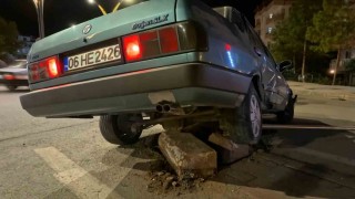 Otomobil refüje çıktı, kazanın ardından araçtan inip kaçtılar