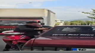 Otomobil sürücüsü dışarıya çıkmayınca motosikletli camdan içeri girmeye çalıştı