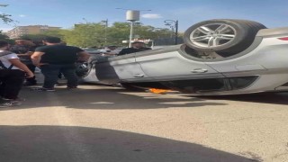 Otomobil takla attı ehliyetsiz sürücü olay yerinden kaçtı