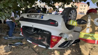 Otomobil tarlaya uçtu, sürücü ve torunu hafif yaralandı