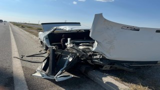 Otomobil tıra çarptı: 2 yaralı