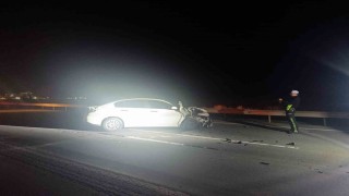 Otomobil traktörün römorkuna çarptı: 2 yaralı