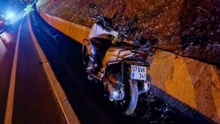 Otomobil yayaya yol vermek için duran motosiklete çarptı: 1 yaralı