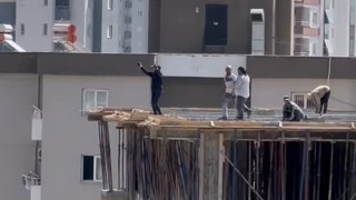 Otomobilden müzik sesi duyan işçiler 10. katta halay çekti