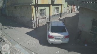 Otomobilin çarptığı 2 yaşındaki Cumali hayatını kaybetti: Kaza anı kamerada