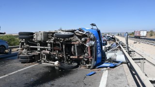 Otomobilin çarptığı trafo yüklü kamyon devrildi: 2 yaralı