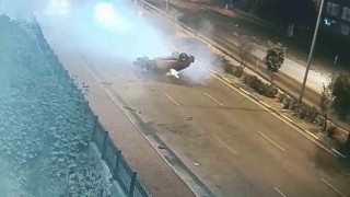 Otomobilin, kaldırımda yürüyen yayaların arasına daldığı anlar kamerada