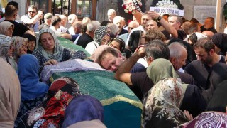 Otomobilin Kızılırmaka uçtuğu kazada ölen anne ile çocuğuna gözyaşı