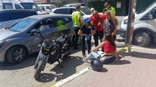 Otomobille çarpışan motosiklet sürücüsü genç kız kafasındaki kask sayesinde kazayı hafif atlattı